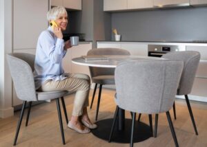 Drewniany czy laminowany blat – plusy i minusy w codziennym użytkowaniu stołu